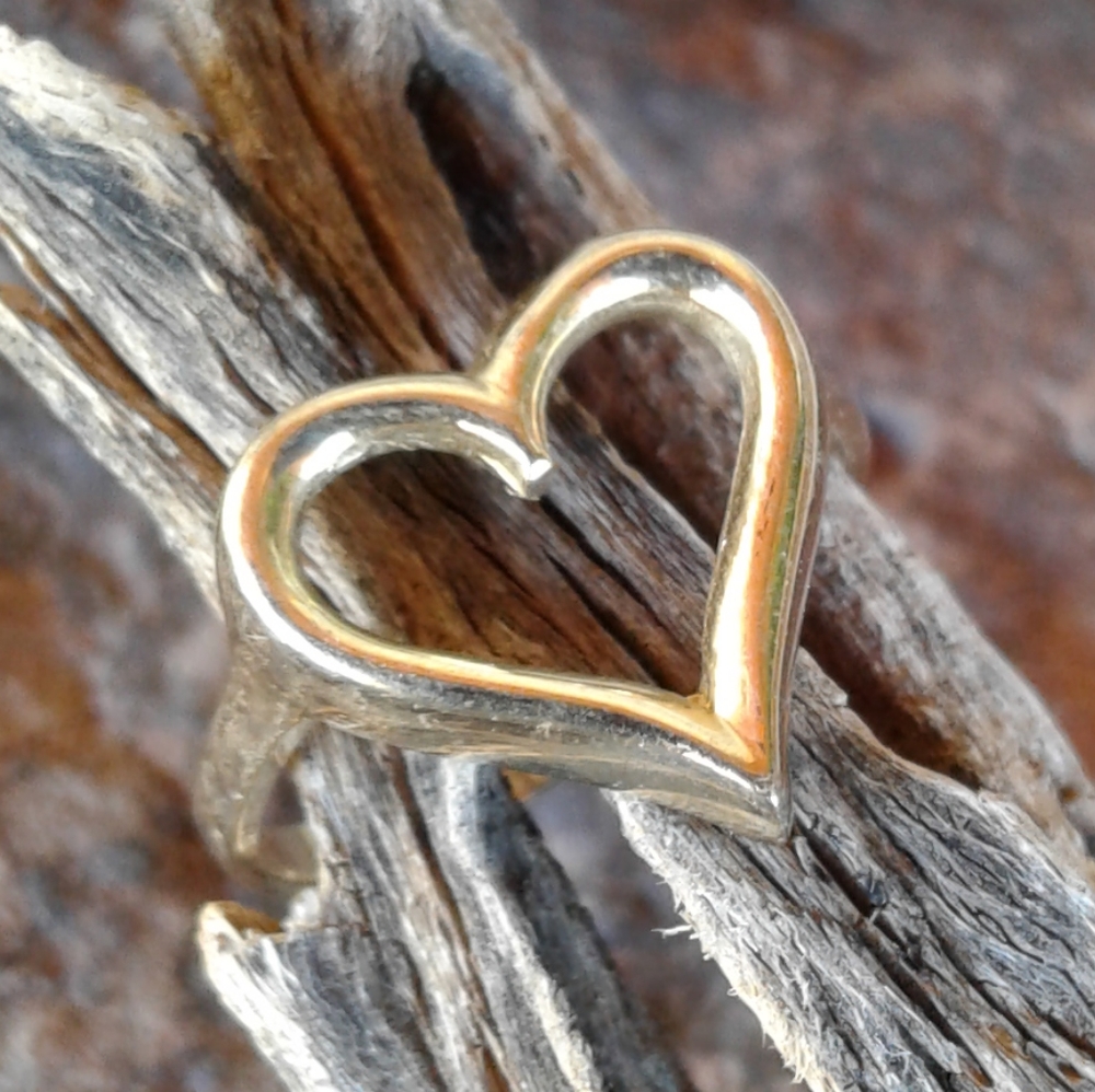 14k Solid Yellow Gold Heart Ring - image 1